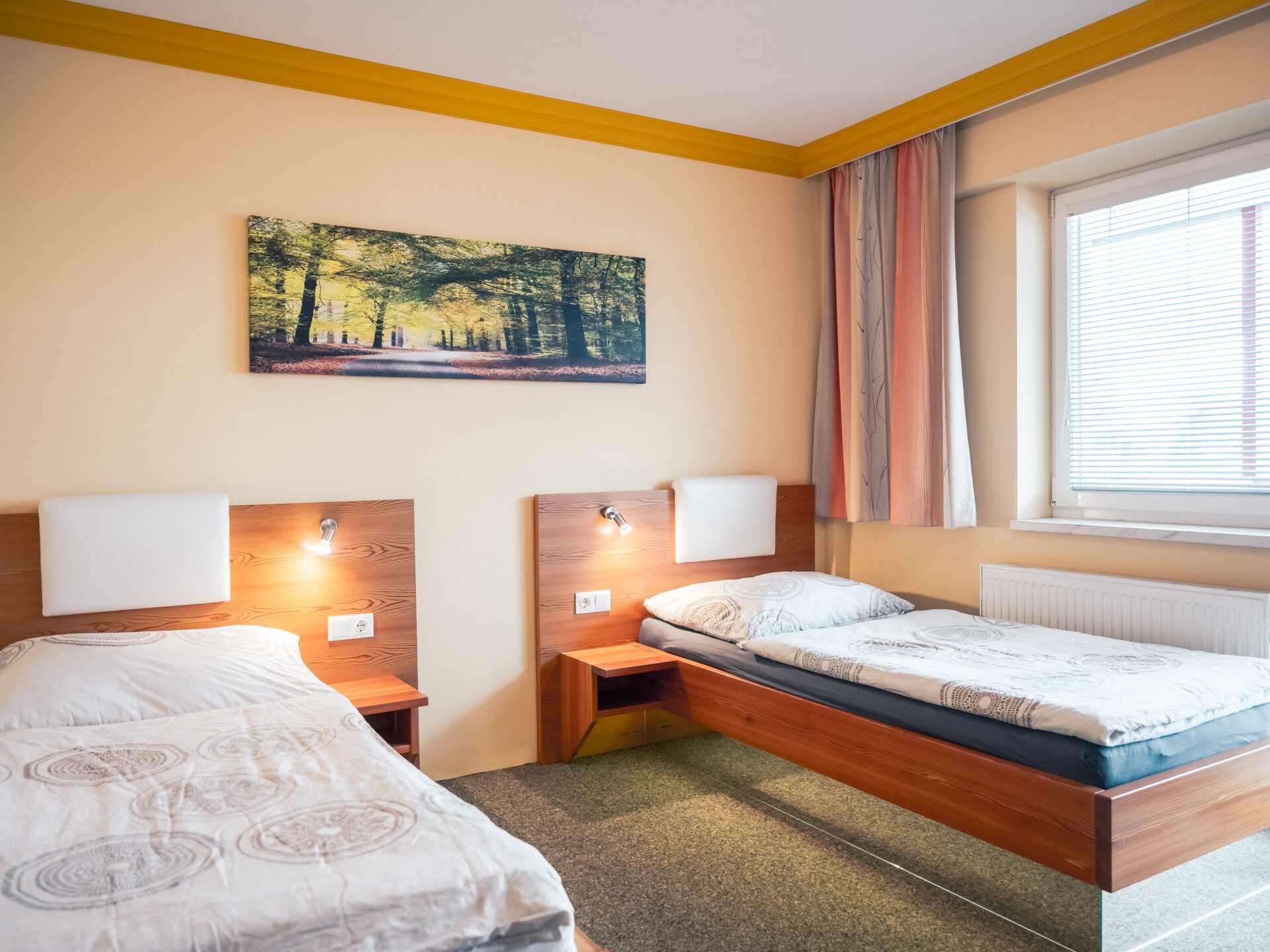 laerchenbett-zimmer-mit-regionalem-holz-und-zeitlosem-charakter