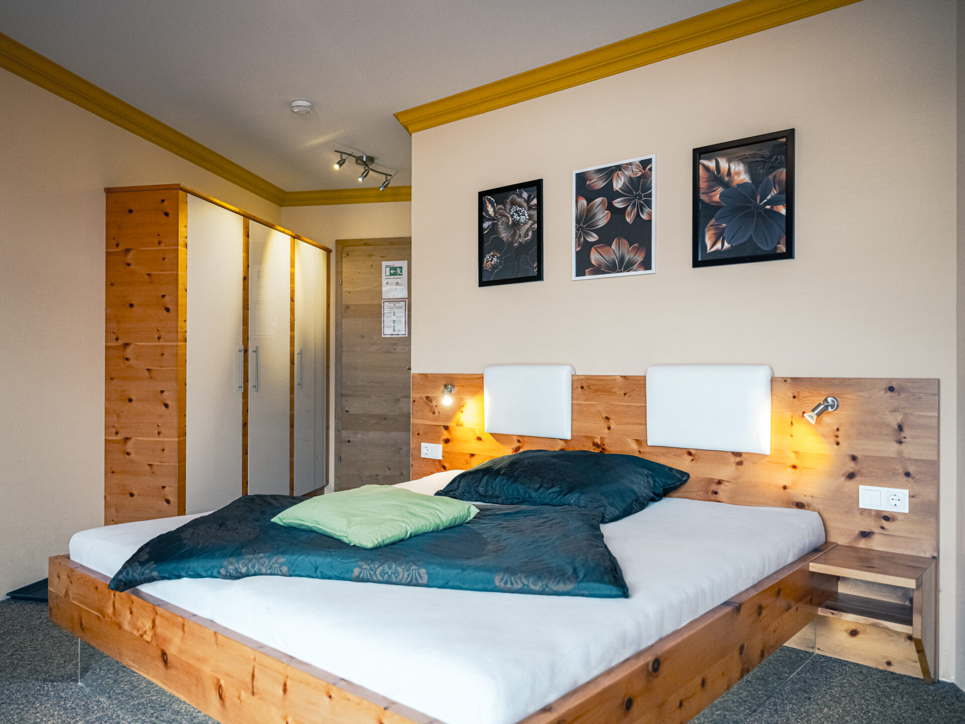 zirbenbett-zimmer-mit-naturholz-und-regionalem-charme