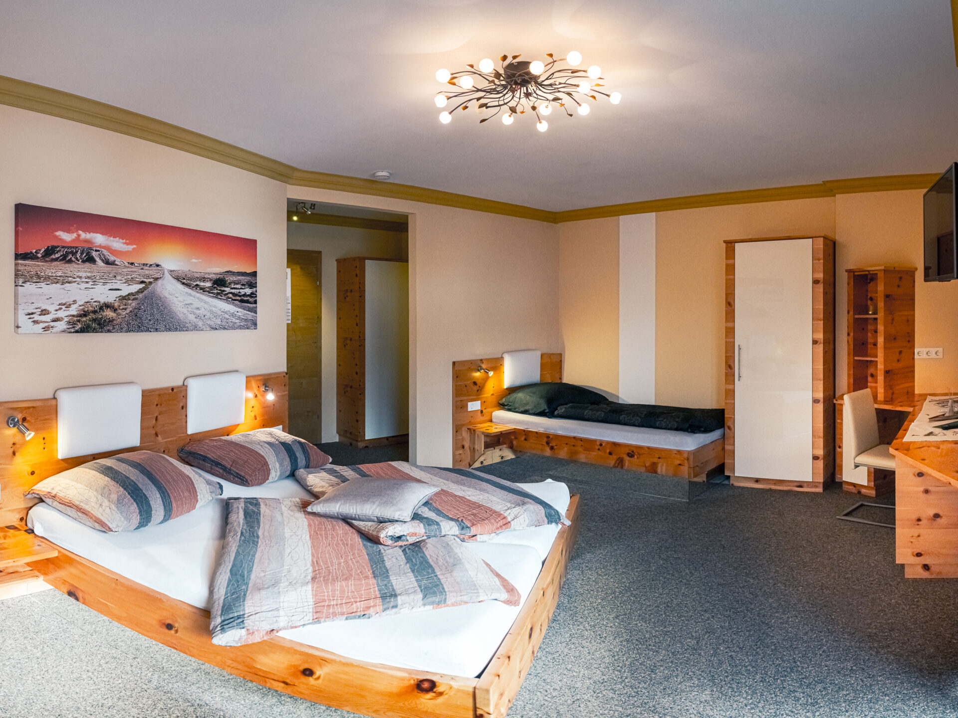 zirbenholz-dreibettzimmer-familienfreundlich-und-naturnah