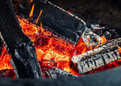 feuerschale-mit-brennendem-holz-zirben-diamant-clubhouse-partyhütte-im-murtal-mieten