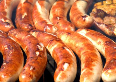 grillwuerstel-auf-dem-grill-zirben-diamant-clubhouse-partyhütte-im-murtal-mieten